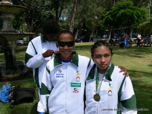 Na foto, o presente e o futuro do atletismo paraolímpico: Terezinha Guilhermina e Jhulia Karol dos Santos, com duas dobradinhas nas pistas de Fortaleza