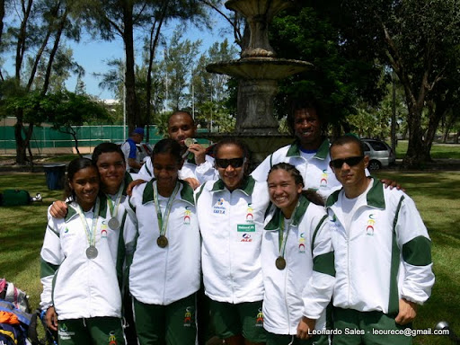 Na foto, atletas da Urece posam com novo uniforme