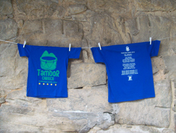 Na foto, a camiseta do Tambor Carioca que acompanha o single "Vai, Brasil!".