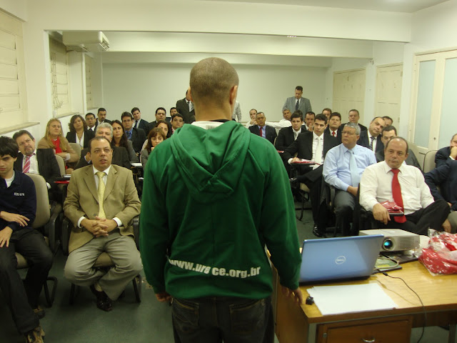 Na foto, Anderson Dias aparece de costas, com destaque para o casaco da Urece. O destaque é a platéia, atenta ao que fala o campeão paraolímpico