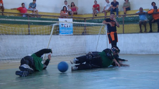 Equipe masculina da Urece em posição de defesa