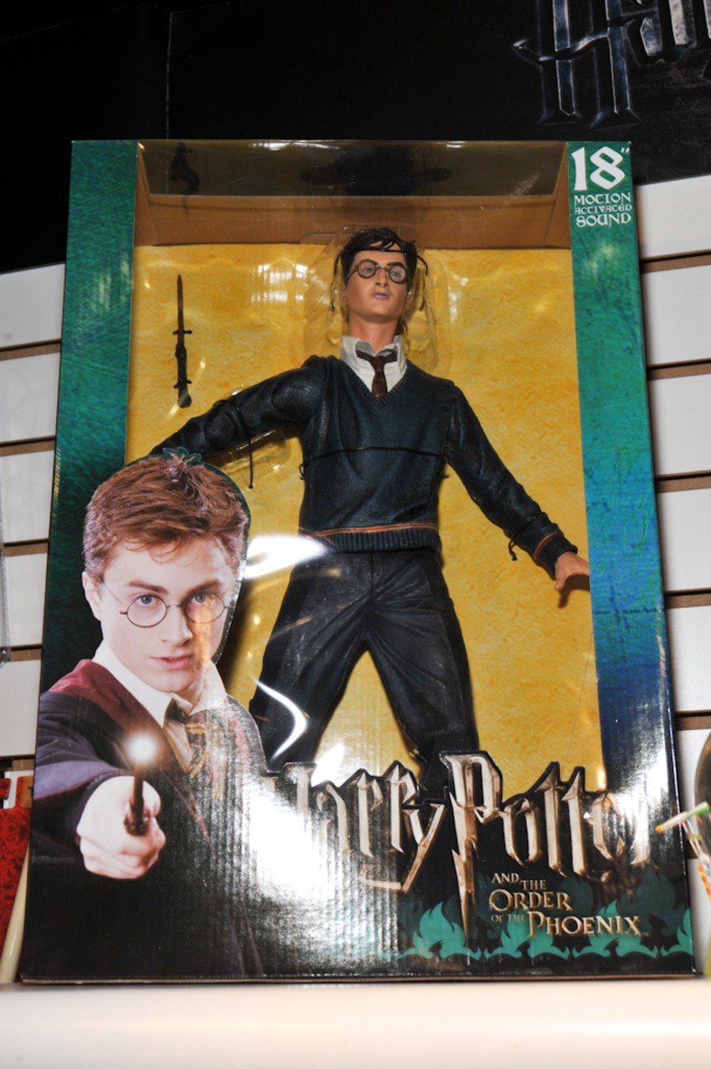 [harrypotter-18-inch-harry-doll-neca-toy-fair-2011_786_poster[6].jpg]