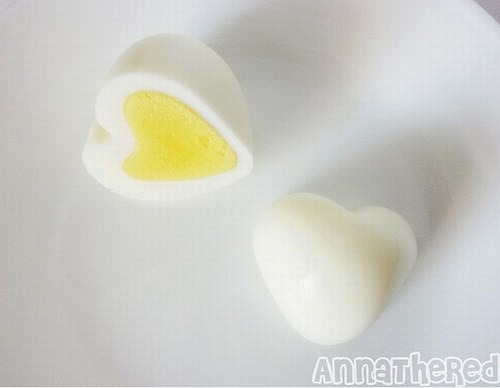 [Egg-in-a-heart-shaped-009[3].jpg]