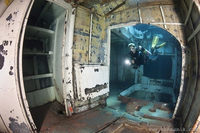 [coolbeautifulprofessionalphotosremainsShipwrecksworldoceanseafloor8[2].jpg]