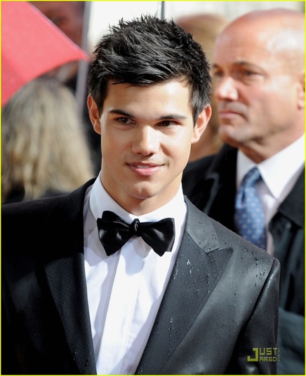 [taylor-lautner-golden-globes-2010-01[3].jpg]