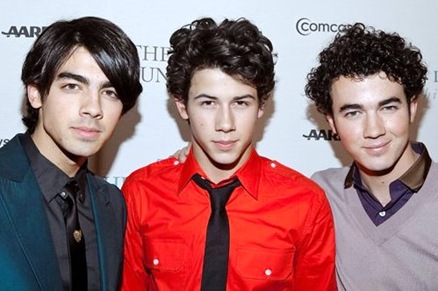 [jonas-brothers (2)[4].jpg]