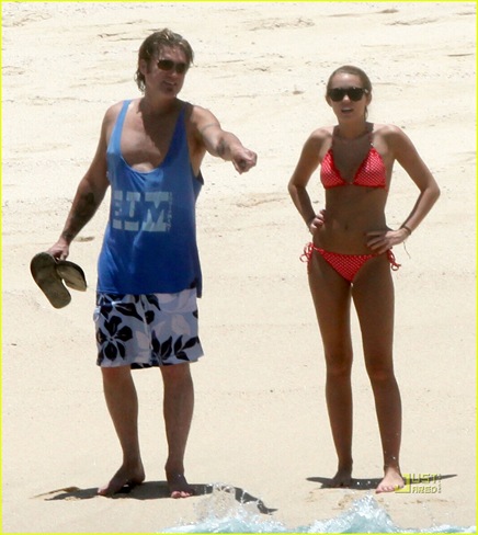 [miley-cyrus-bikini-02[3].jpg]
