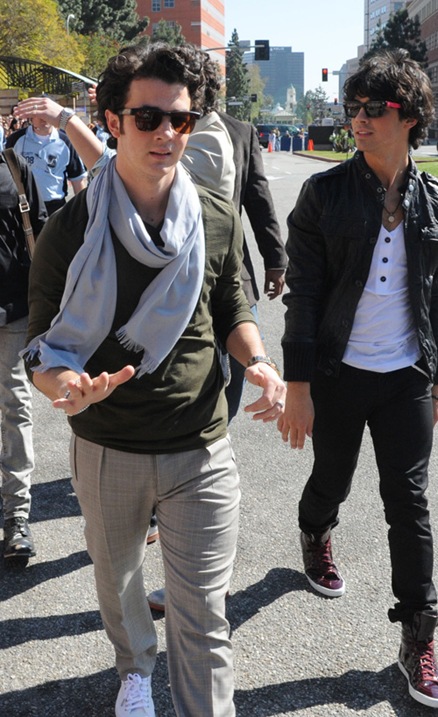 [jonas-brothers-kca-3289-7[4].jpg]