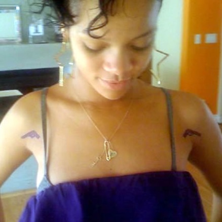 tatuajes de lunas y estrellas. Nuevo tatuaje de Rihanna. Publicado por FanJonas4E en 18:55