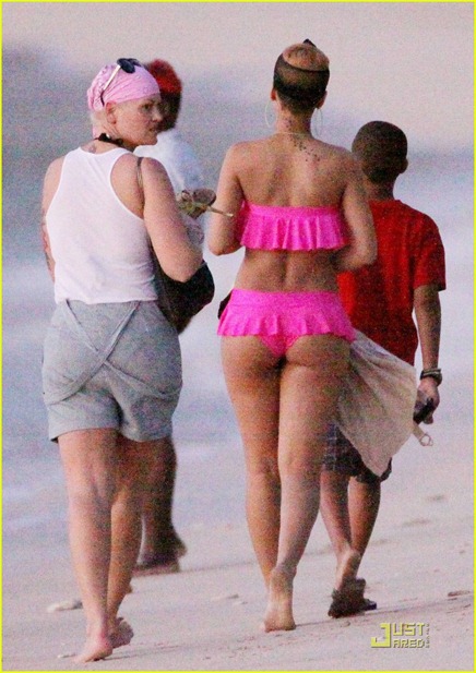 [Rihanna en bikini rosa 2[6].jpg]