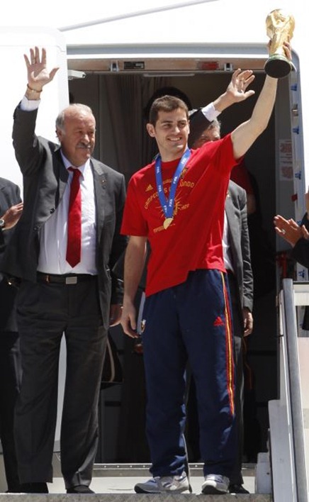 صور استقبال المنتخب الاسباني في مدريد بعد عودته بالكأس Iker_vicente%5B5%5D