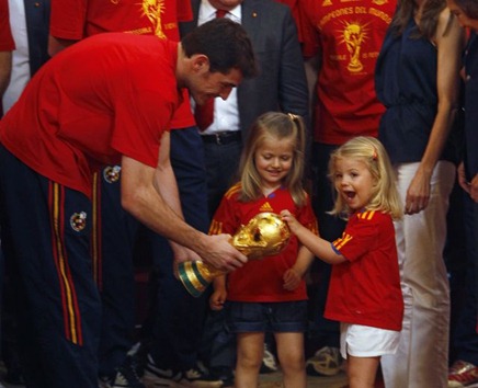 صور استقبال المنتخب الاسباني في مدريد بعد عودته بالكأس Iker%20Casillas%20y%20las%20Infantas%20Leonor%20y%20Sofia%5B5%5D