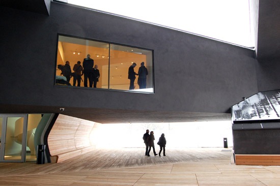 [vitrahaus_herzog_de meuron07[3].jpg]