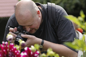 [DER AUTOR DES ARTIKELS BEIM FOTOGRAFIEREN VON DAHLIENBLÜTEN]