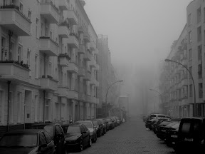 [SCHWARZWEISS BILD EINES STRAßENZUGES MIT NEBEL UND ALTBAUTEN AUS DER VORLETZTEN JAHRHUNDERTWENDE]
