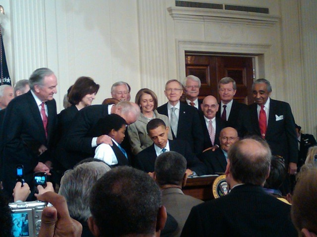 [800pxObama_signing_health_care201003.jpg]