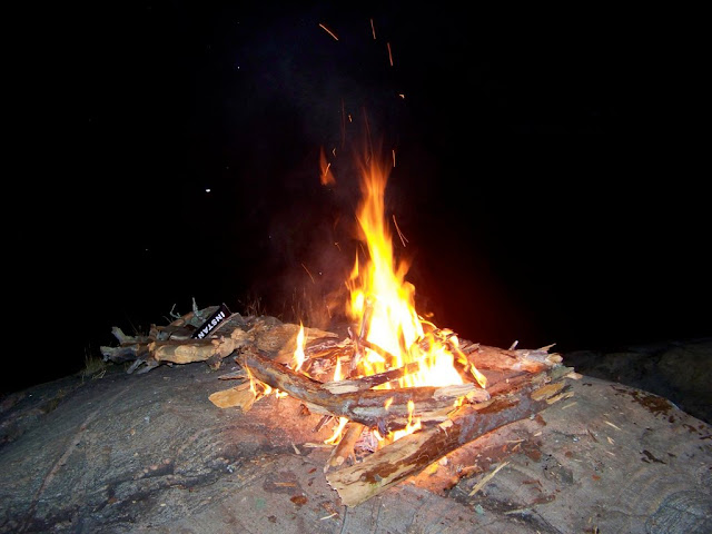 Das Lagerfeuer am Samstag. Im Hintergrund das Meer.