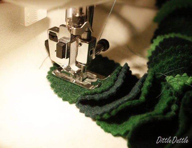 [Sewing a Christmas tree pillow[3].jpg]