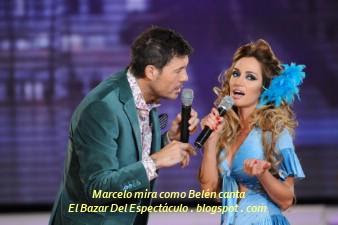 Marcelo mira como Belén canta.JPG