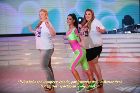 Silvina baila con Jennifer y Valeria, participantes de Cuesti¢n de Peso.JPG