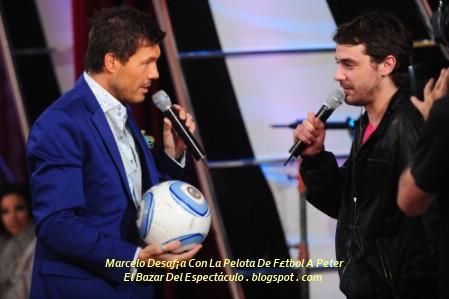 Marcelo Desaf¡a Con La Pelota De F£tbol A Peter.jpg