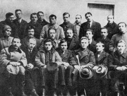 Київ, 1923р. М.Хвильовий серед діячів культури (нижній ряд, третій зліва)