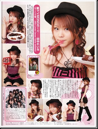 Reina Tanaka sale en una pagina de la Revista Hyper Hobby comiendo 