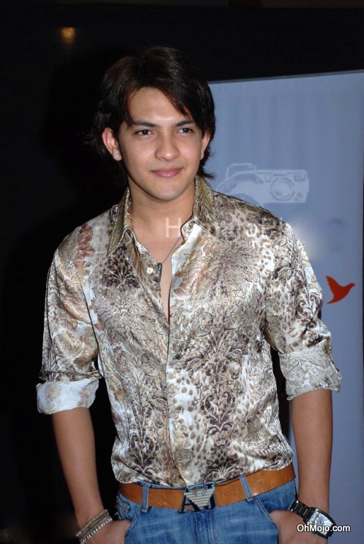 [Aditya-Narayan-034[2].jpg]