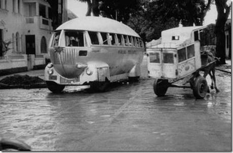 The only dirigible-like Triumphant Transport System Belem bus working. abril 1957