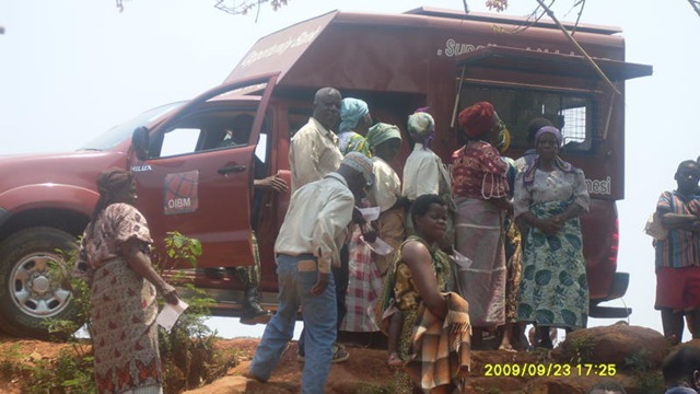 [GROWERS QUEUING FOR PAYMENT 1[3].jpg]