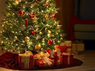[Regalos_bajo_arbol_navidad[2].jpg]