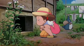 Mei e pequenos Totoro fugindo
