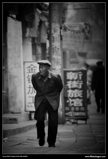 IMAGE: http://lh4.ggpht.com/_cYmfRMewE4Q/SQr72DU9QWI/AAAAAAAAHgM/EQm4SHPPWoY/s512/100_2102%20lomo%20BW.jpg