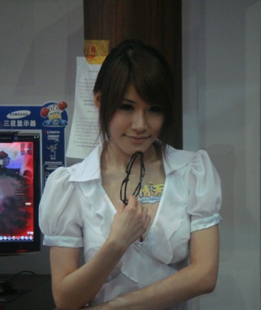 美眉日报 20090725002617335 网元网《情天Online》女秘书惊艳全场