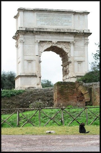 Con el arco de Tito. Foros Imperiales