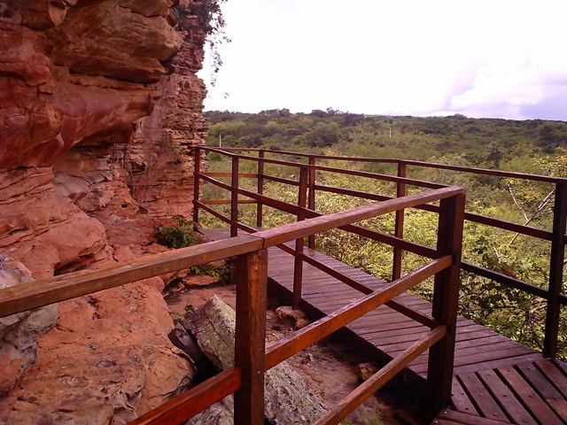[Passarela no sítio arqueológico Ninho do Urubu - Picos dos André[3].jpg]