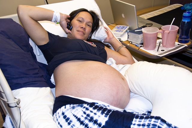 [34weeks+2daysinbed[5].jpg]