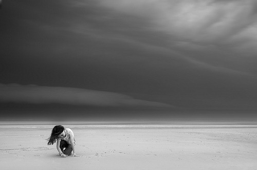 bw-girl-sand
