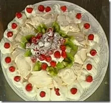 Pavlova con frutti di bosco e panna