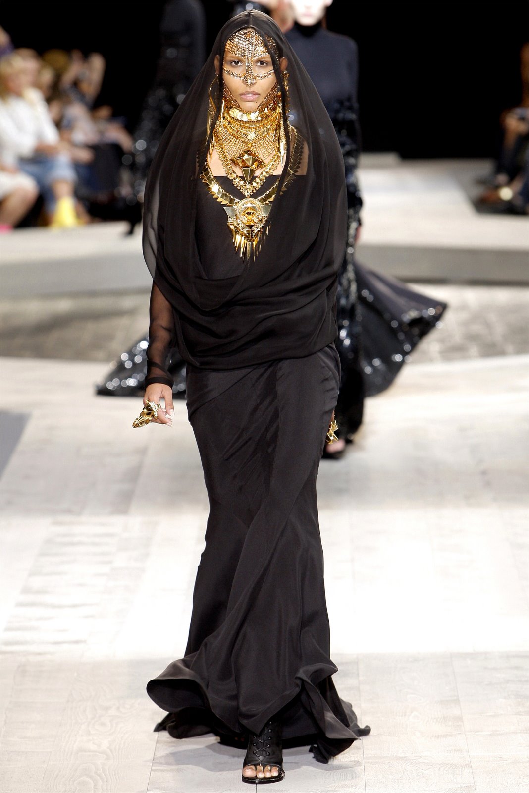 [Givenchy Haute Couture 01294_00060h-2--2009_07_07_21_44_26_869571_hq_122_450lo[2].jpg]