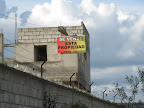 Es la casa y en la propiedad hay otras construcciones que se pueden utilizar hasta tanto, en ojos de la fe ya nos pertenece, la Gloria es para Dios.