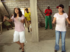 Elaine y Verónica enseñando las coreografías del Pollito Smith