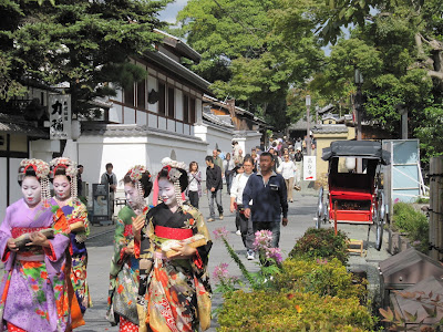 Nein, keine Geishas, Maikos: Sie tragen als Frisur noch den "gespaltenen Pfirsich". Was? Du hast "Die Geisha" nicht gelesen?