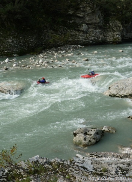 [Arachthos_23Oct2010_AKC_Ampelochori_FirstRapid_2kayakersV_600[10].jpg]