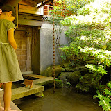 鯉にエサをあげられるそうな、エサを与える幼女。