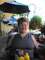 People &ndash; Elaine likes Moe &amp; Johnny's