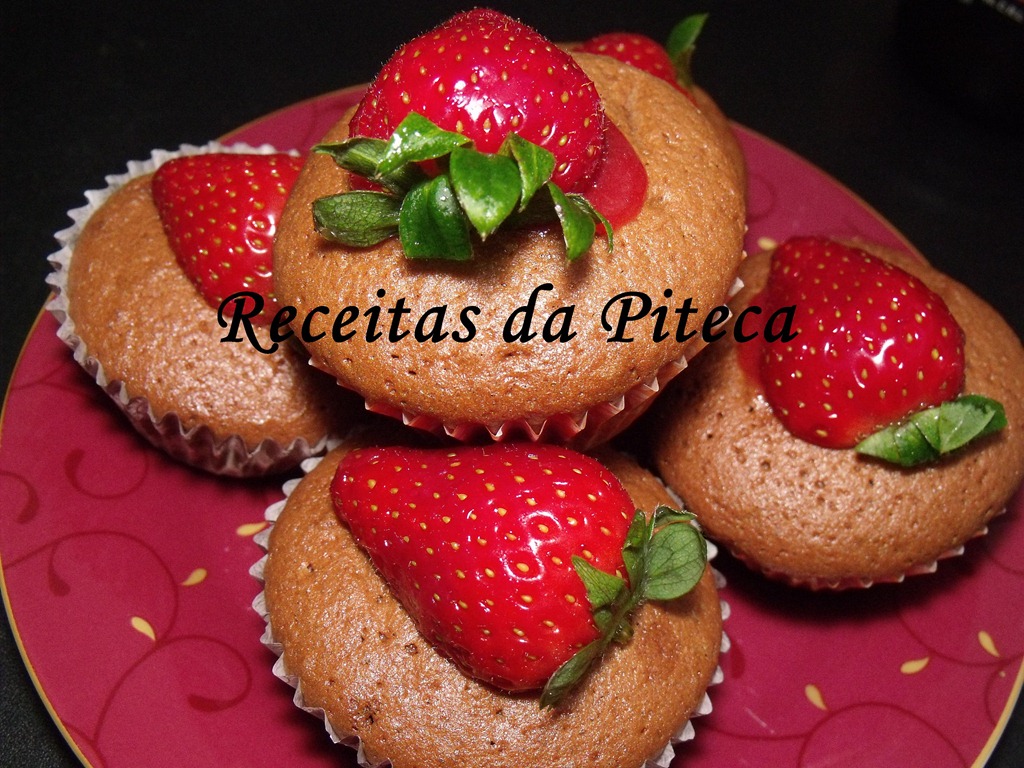 [Cupcakes de chocolate e morango 1[9].jpg]