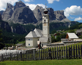 La iglesia de colfosco con el fondo del Grupo Sella