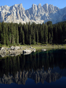 El Latemar reflejado en el lago Carezza.
