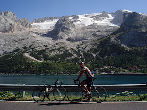 La Marmolada y el lago Fedaia. La foto no transmite lo duro que fue el ascenso desde Caprile con una temperatura entre 35ºC y 40ºC.